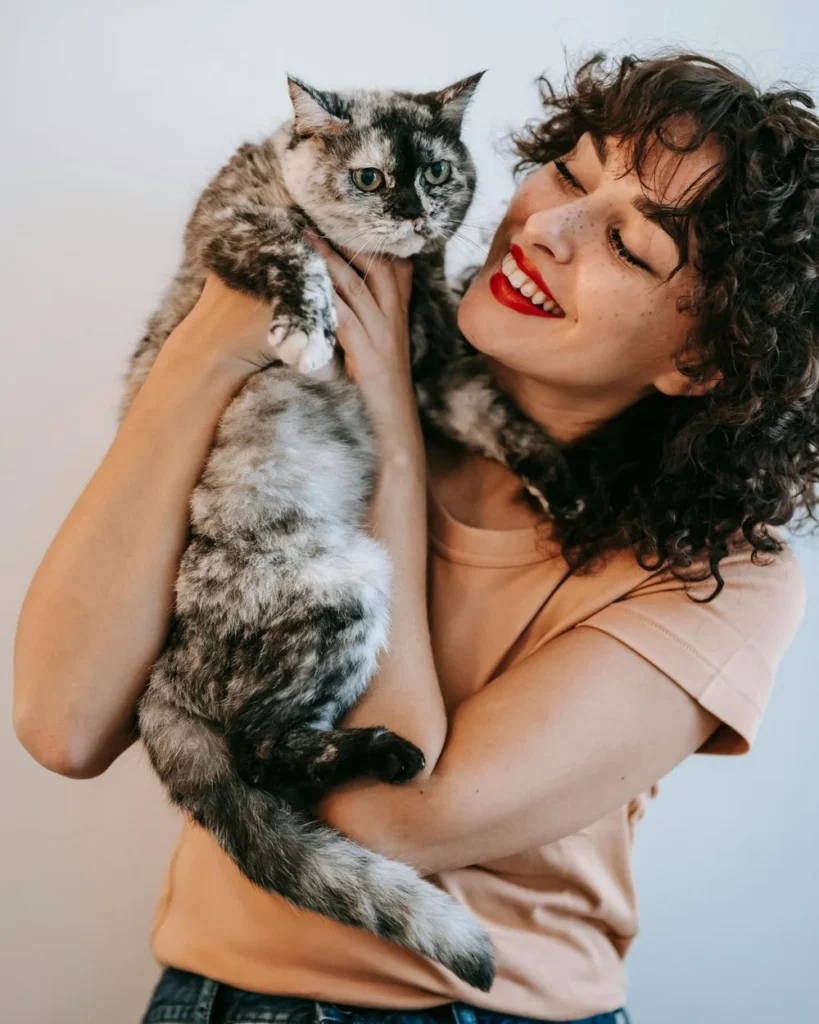 Young+woman+with+red+lipstick+holding+a+cat